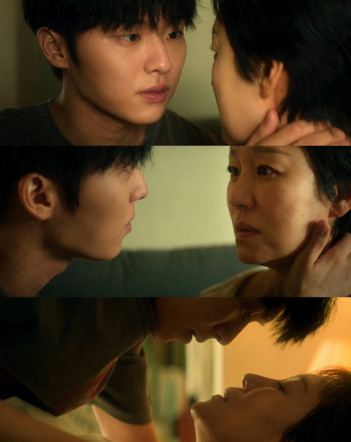 Choi Hyun Wook khóa môi bạn diễn hơn 30 tuổi trong Notes From The Last Row.&nbsp;