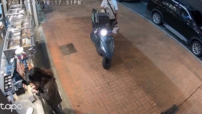 Một tài xế giao hàng bị quay phim lại cảnh 'mở túi và lén ăn một miếng' sau khi nhận đơn hàng. (Ảnh/Lai Media)