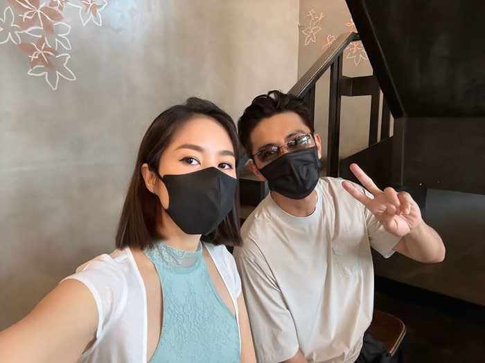 Lê Phương mở đầu tháng 7 bằng bức ảnh selfie cùng một nam diễn viên bí ẩn, nhanh chóng thu hút sự chú ý của người hâm mộ. Ảnh: FBNV.