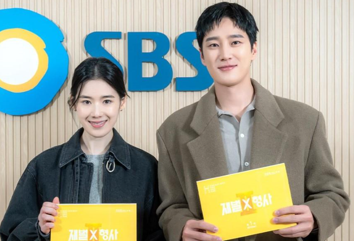 Ahn Bo Hyun và Jung Eun Chae tại buổi đọc kịch bản phim mới. Ảnh: SBS