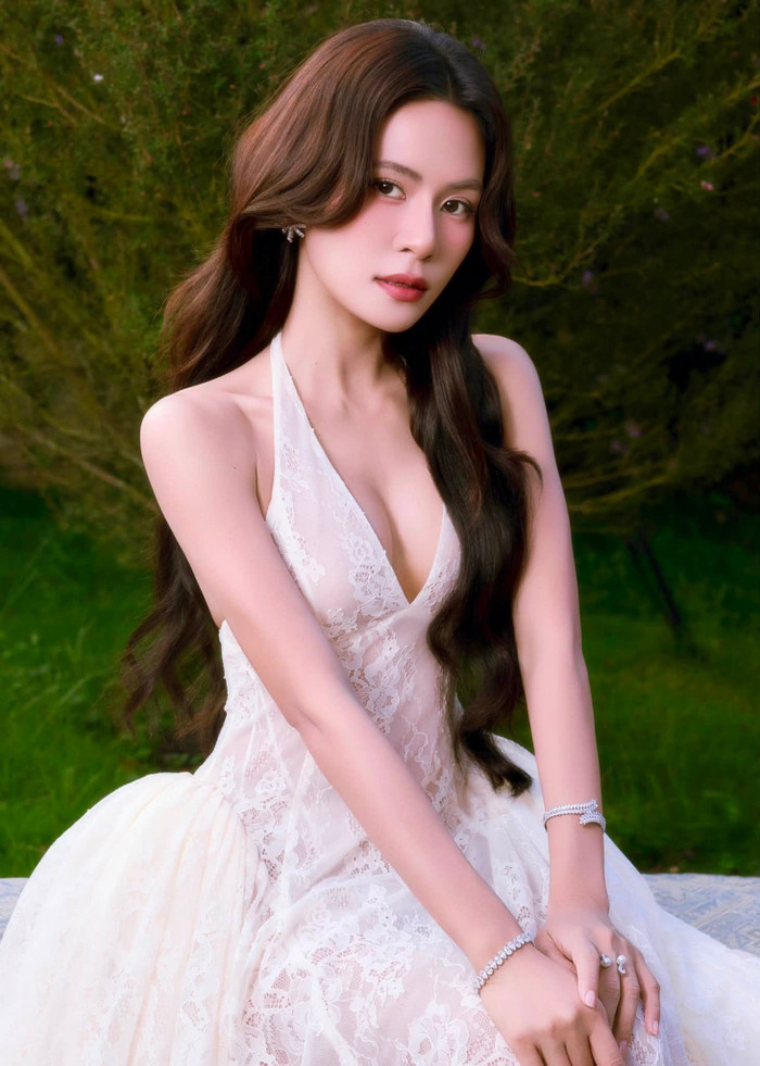 Hà Nhi hóa nàng thơ ngọt ngào, khoe xương quai xanh quyến rũ trong thiết kế xẻ sâu. (Nguồn: FBNV)