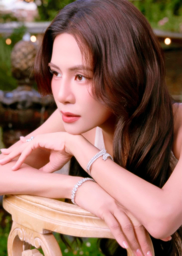Vẻ đẹp tinh khôi của ca sĩ Hà Nhi. (Nguồn: FBNV)