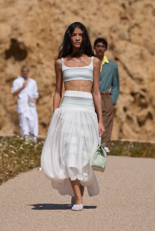 Chân váy kết hợp bra top trở thành công thức nổi bật. Ảnh: Jacquemus