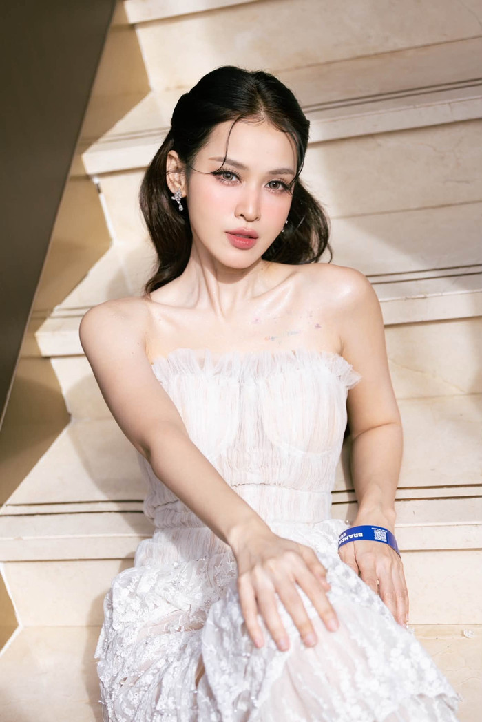 Tú Vi khoe trọn vóc dáng thanh mảnh với đầm trắng xếp tầng bồng bềnh. (Nguồn: FBNV)