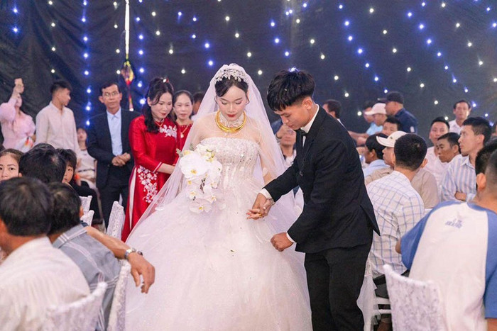 Cầu thủ Hồ Văn Cường và bà xã Nguyễn Linh.