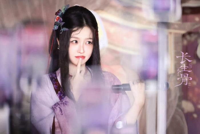 Ngu Thư Hân bừng sáng khí chất thần tiên trong ngày đoàn phim Niệm Tương Tư làm lễ bấm máy tại Hoành Điếm. Ảnh: Sohu