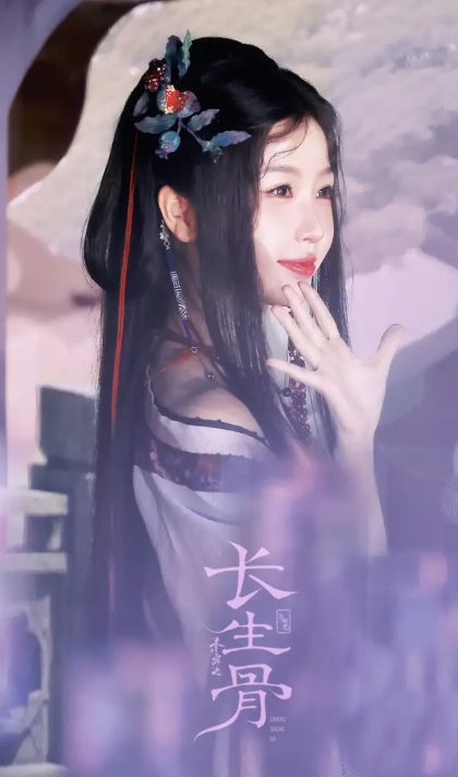 &nbsp;Nụ cười tỏa nắng cùng sự thân thiện của người đẹp họ Ngu nhận được tình cảm lớn từ công chúng có mặt tại trường quay. Ảnh: Sohu