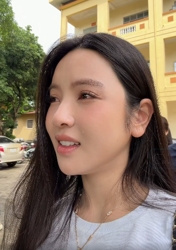 Chu Thanh Huyền xúc động khi lần đầu xa em trai một thời gian dài. Ảnh từ video: FBNV