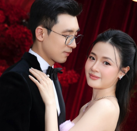 Hình ảnh vợ chồng Midu tại tiệc kỉ niệm 2 năm ngày cưới. Ảnh: FBNV