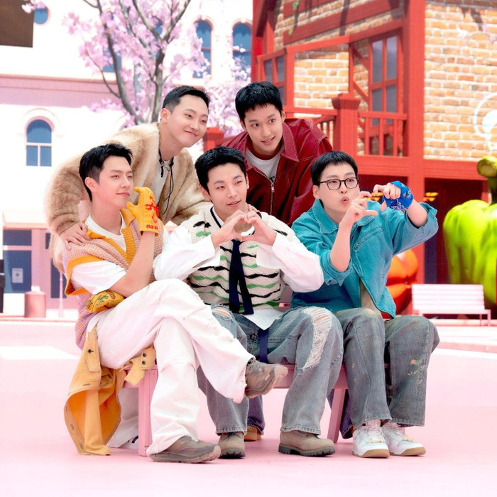 Nhóm nhạc nam hư cấu Migak Boys từ bộ phim The Legend of Kitchen Soldier lên sân khấu.
