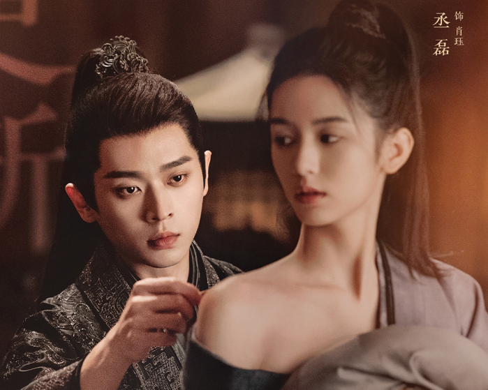 Khoảnh khắc Hòa Yến được Tướng Quân đích thân bôi thuốc. Ảnh: Weibo&nbsp;