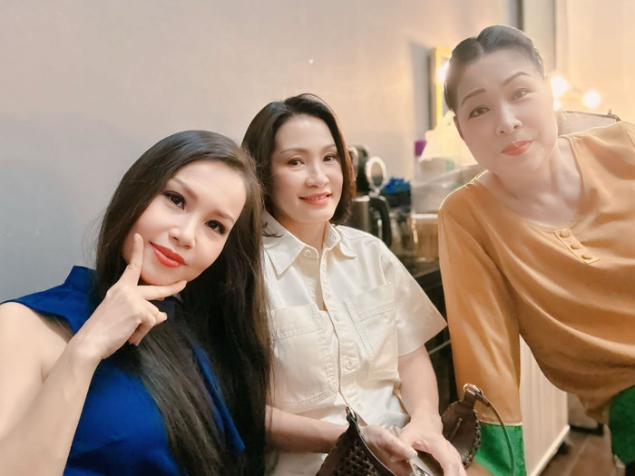 Hồng Đào hội ngộ thân thiết bên NSND Hồng Vân và Cẩm Ly.&nbsp;