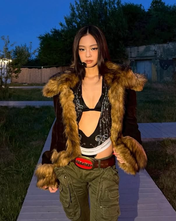 Jennie (BLACKPINK) gây chú ý với trang phục cắt xẻ táo bạo, khoe vòng eo săn chắc Ảnh 1