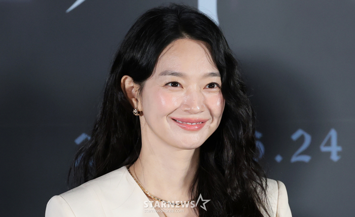 &nbsp;Shin Min Ah cũng đang nhận được nhiều sự quan tâm nhờ bộ phim điện ảnh Eyes.