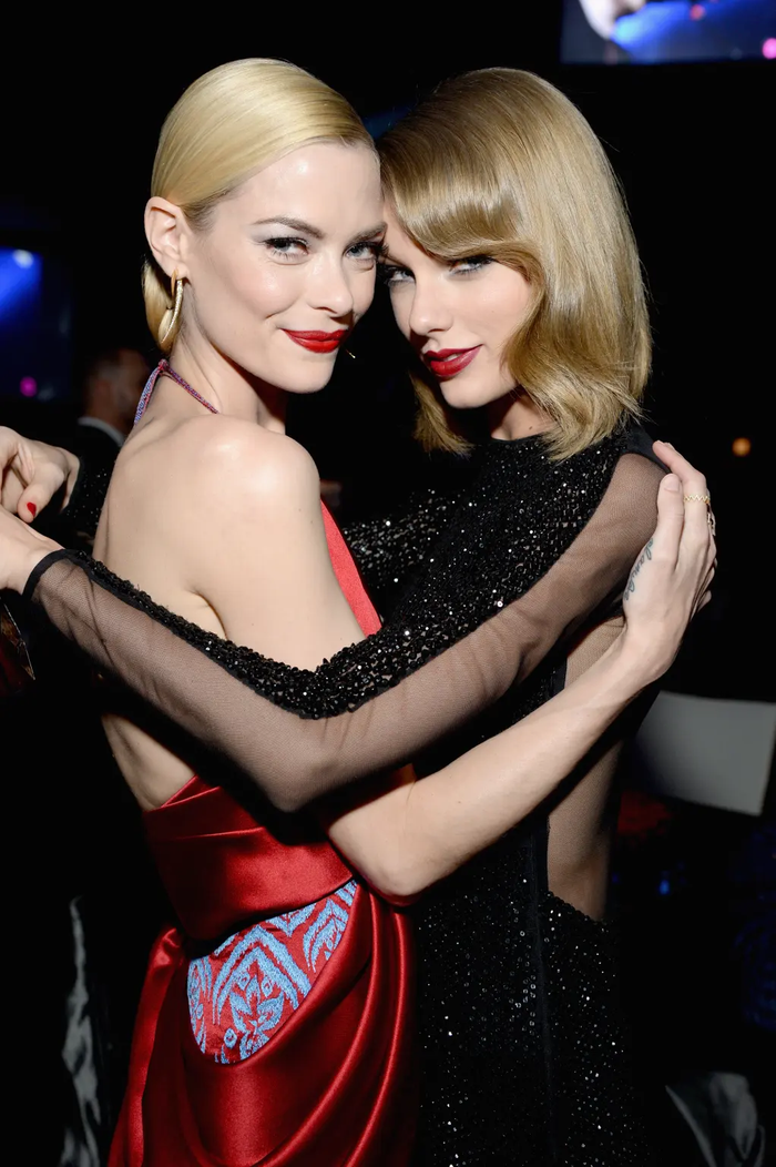 Người đại diện của Jaime King cho biết việc Taylor Swift trở thành mẹ đỡ đầu của Leo xuất phát từ niềm tin chung của cả hai.