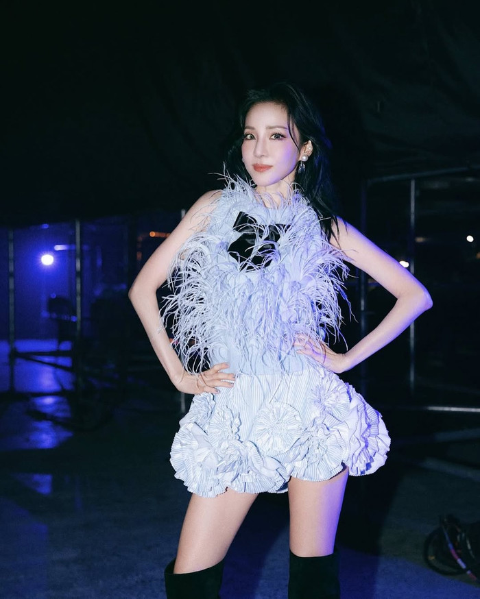 Dara cũng gửi lời cảm ơn đến đàn chị vì đã đồng hành trong sự kiện đặc biệt.