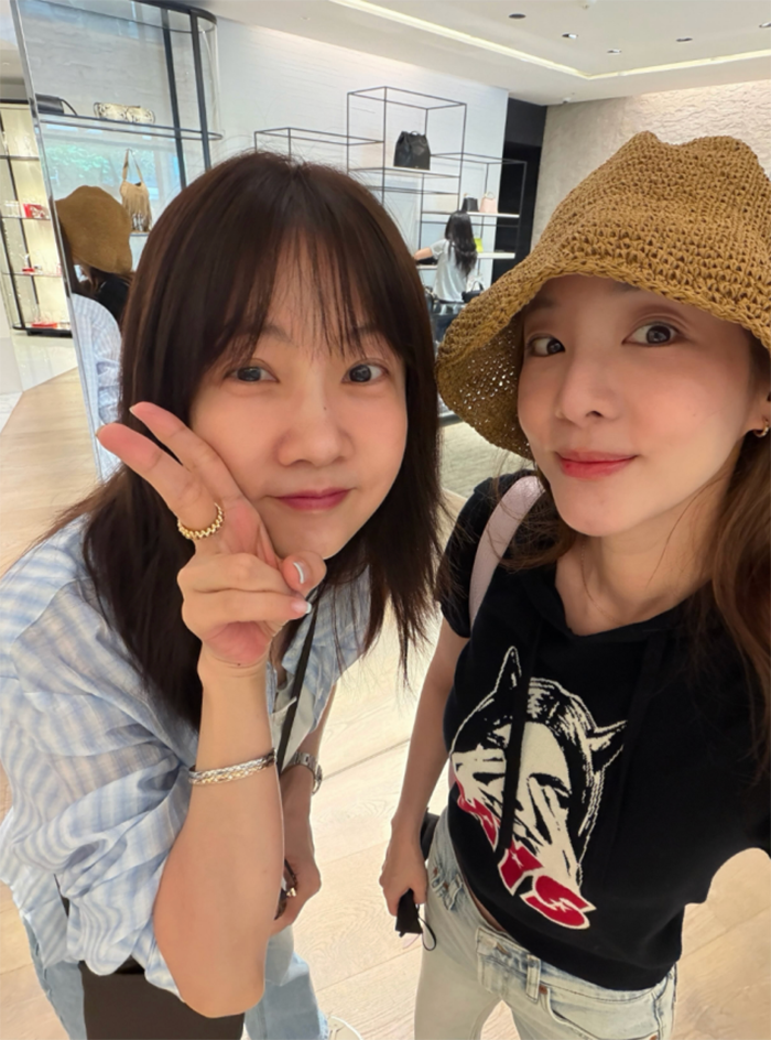 Dara đăng tải trên trang cá nhân loạt ảnh chụp cùng Park So Hyun.