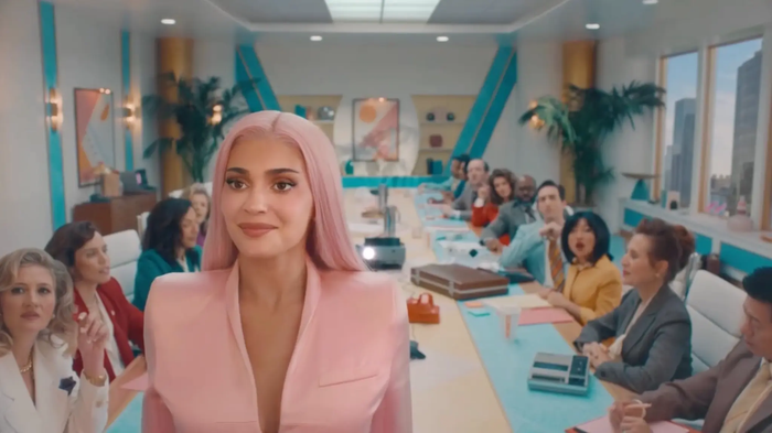 Kylie Jenner trở lại với mái tóc hồng từng là biểu tượng.