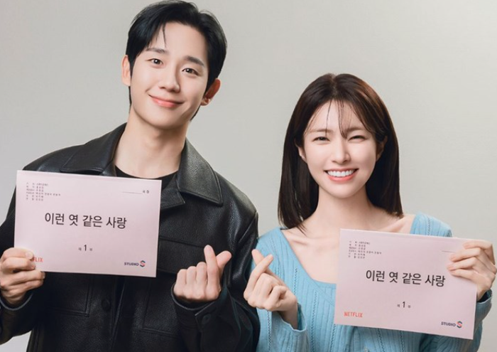 Nhân đôi visual khi Jung Hae In đứng cạnh Ha Young. Ảnh: Netflix