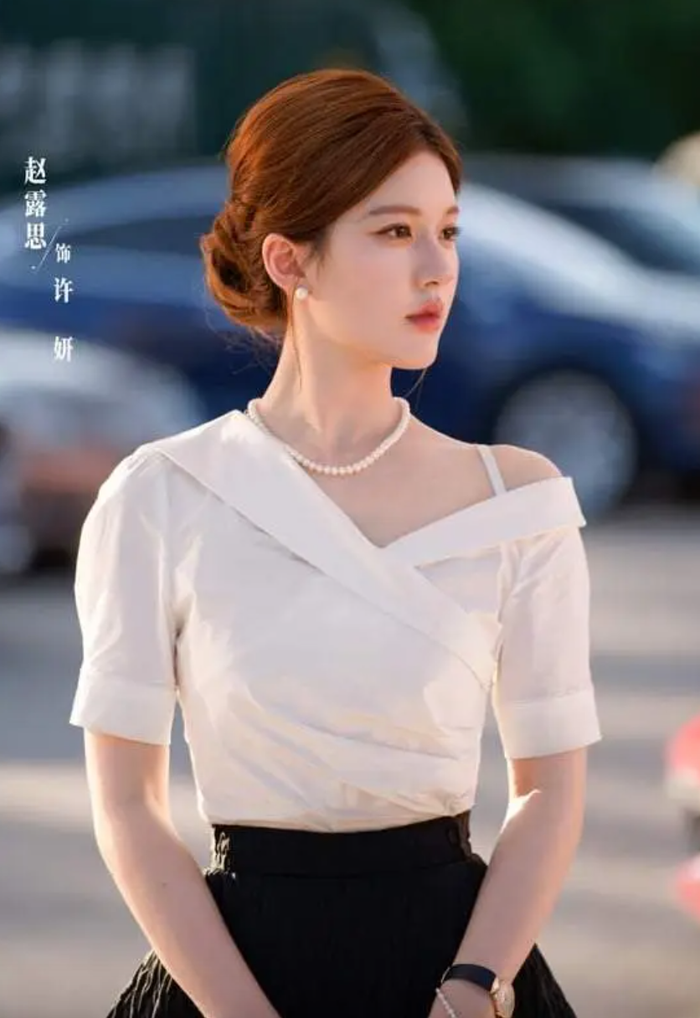 Triệu Lộ Tư giữ vững danh hiệu 'nữ thần thanh xuân' nhờ diện ngoại khả ái, dễ thương và cực kỳ hợp gu khán giả đại chúng. Ảnh: NSX