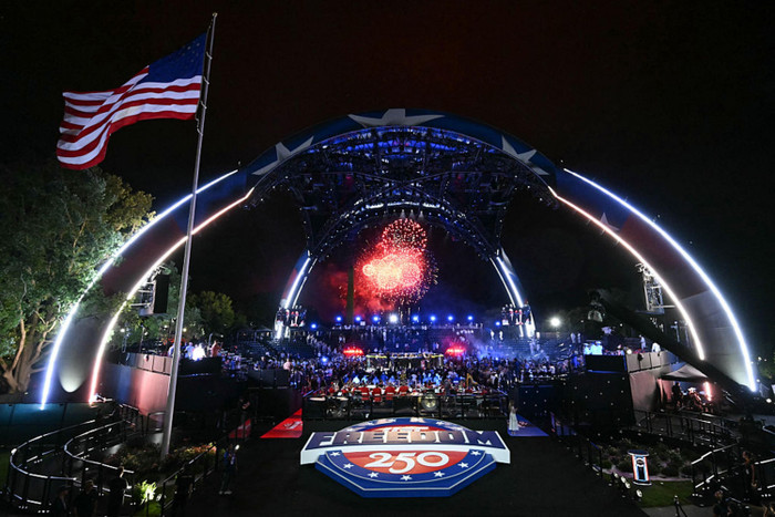 Màn bắn pháo hoa trên bãi cỏ phía Nam Nhà Trắng sau trận đấu UFC Freedom250 vào ngày 14 tháng 6 năm 2026. Ảnh: Saul Loeb/AFP/Bloomberg/Getty Images