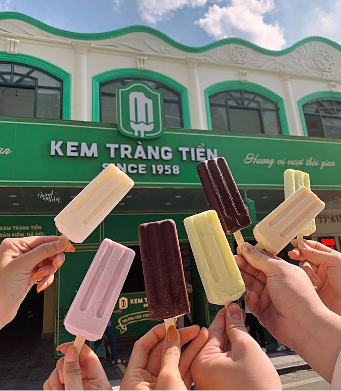 Đến Hà Nội dịp hè, nhiều du khách thích thú thưởng thức kem Tràng Tiền.