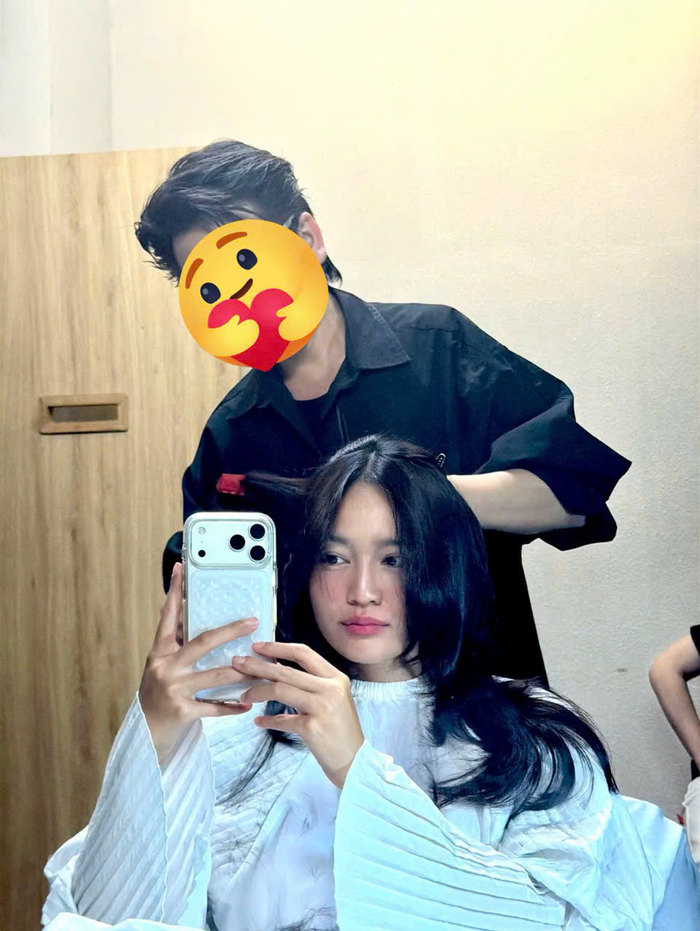 Ninh Dương Lan Ngọc 'tân trang' mái tóc. (Ảnh: FBNV)