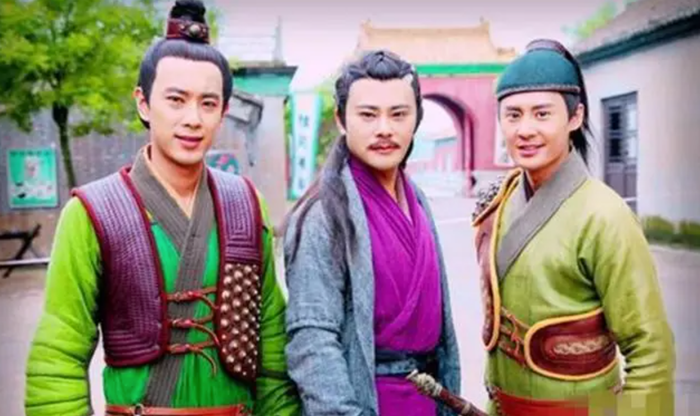 Họ là ba huynh đệ đồng môn của phái Thái Bạch, bao gồm: Sử Bỉnh Quang (người đứng bên trái), Sử Bỉnh Văn (người đứng giữa, có hàng ria mép) và Lê Cương (người đứng bên phải). Ảnh: Sohu