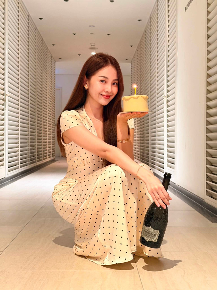 Tam Triều Dâng tươi tắn bên bánh kem mừng tuổi mới. (Nguồn: FBNV)