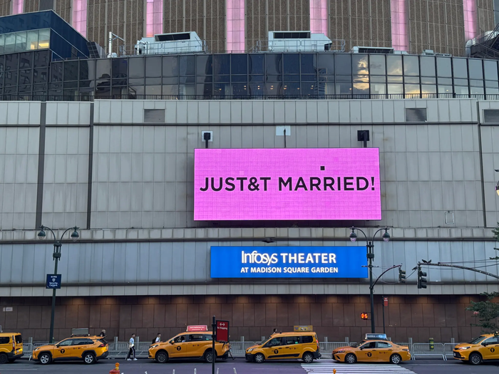 Mặt ngoài Madison Square Garden được thắp sáng bằng màn hình LED màu hồng với dòng chữ 'JUST&T MARRIED!'.&nbsp;