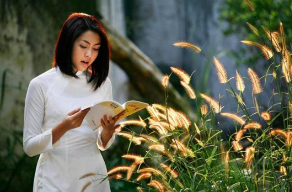 Tăng Thanh Hà trong vai Trúc, cô gái bán sách dạo lạc quan, nhân vật làm nên danh xưng ngọc nữ của màn ảnh Việt. Ảnh: Phim Bỗng dưng muốn khóc
