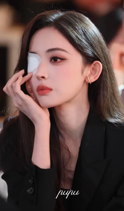Sự xuất hiện độc đáo với chiếc băng mắt của nữ diễn viên nhanh chóng trở thành chủ đề bàn tán trên mạng xã hội. Ảnh: Sohu