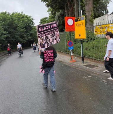 Biển hiệu BLACKPINK bị đập nát tại concert của BTS Ảnh 3