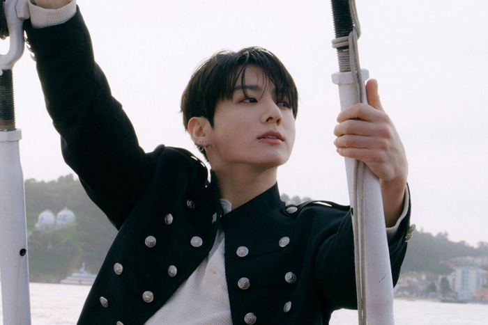 Jungkook (BTS) đang trở thành tâm điểm bàn tán của người hâm mộ sau khi tiết lộ anh bị chấn thương lưng trong lúc biểu diễn.