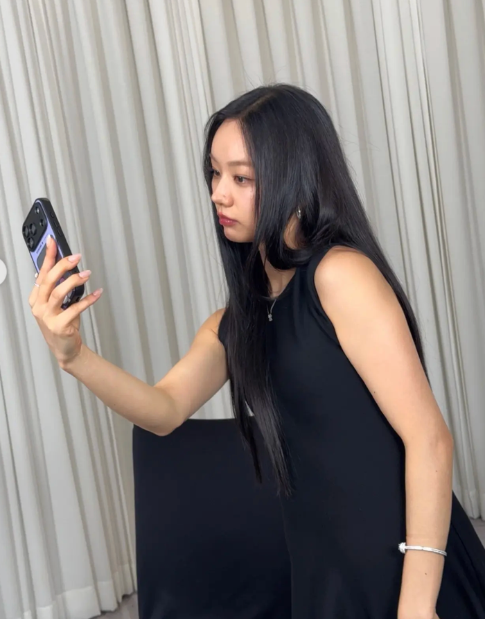 Hyeri (Girl's Day) khoe vòng eo thon gọn sau tranh cãi lộ mỡ bụng Ảnh 1