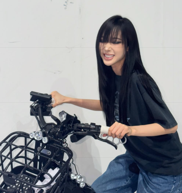 Nữ thần tượng còn đăng tải đoạn video ghi lại khoảnh khắc đạp xe và vuốt tóc đầy tự nhiên.