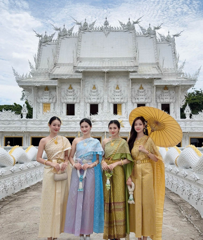 Hoa hậu Ý Nhi cùng hội chị em xuất hiện tại Thái Lan. (Nguồn: FBNV)