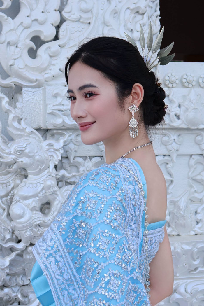 Hoa hậu Ý Nhi gây thương nhớ với tạo hình thiếu nữ Thái Lan. (Nguồn: FBNV)