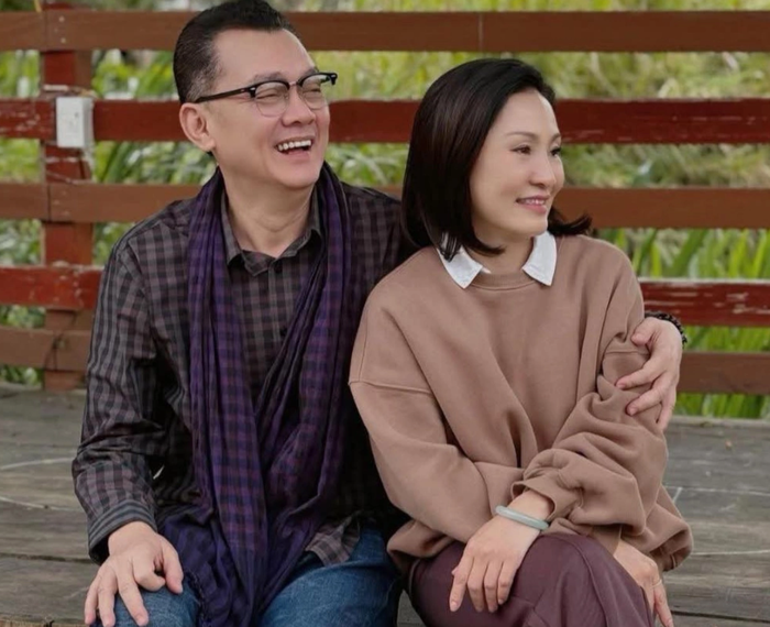 Màn tương tác hài hước giữa Hồng Đào và NSƯT Hữu Châu thu hút sự chú ý của đông đảo khán giả. Ảnh: FBNV