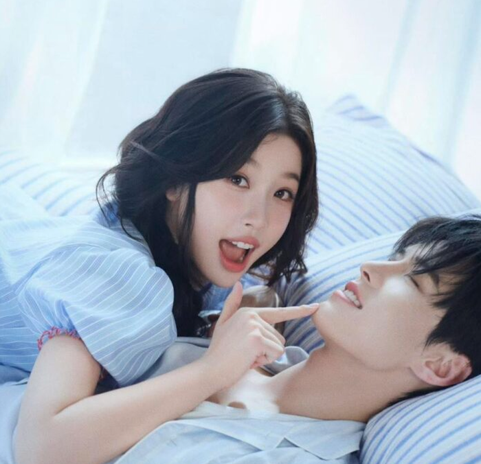Song Quỹ đánh dấu màn kết hợp của Ngu Thư Hân và Hà Dữ trong câu chuyện về Khương Mộ cùng Cận Triêu, hai anh em không chung huyết thống. Biến cố cha mẹ ly hôn khiến họ phải xa nhau khi Khương Mộ mới 9 tuổi. Chín năm sau, cuộc gặp lại mở ra một hành trình mới khi Cận Triêu đã trở thành võ sĩ quyền anh chợ đen, còn Khương Mộ quyết tâm kéo anh ra khỏi cuộc sống đầy nguy hiểm. Được chuyển thể từ tiểu thuyết cùng tên của Thời Cửu Viễn, phim đặt trọng tâm vào quá trình hai nhân vật cùng gánh vác gia đình, vượt qua tổn thương và tìm lại ước mơ, trong đó tình cảm giữa họ được xây dựng từ sự thấu hiểu, bảo vệ lẫn nhau.