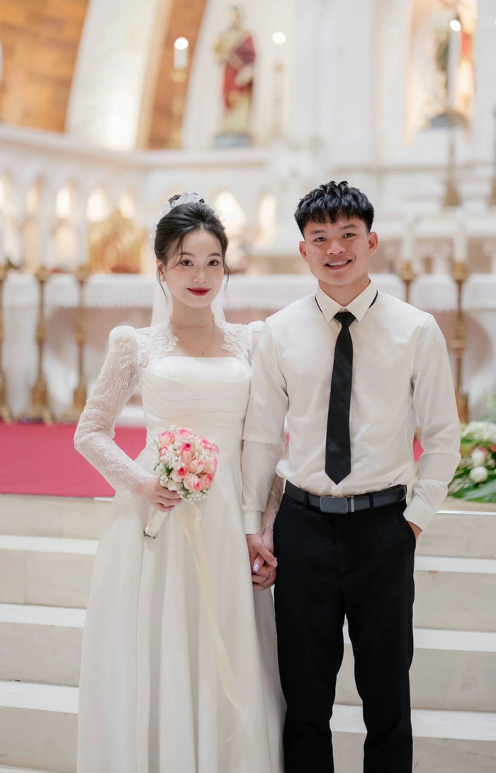 Vợ chồng cầu thủ Hồ Văn Cường.