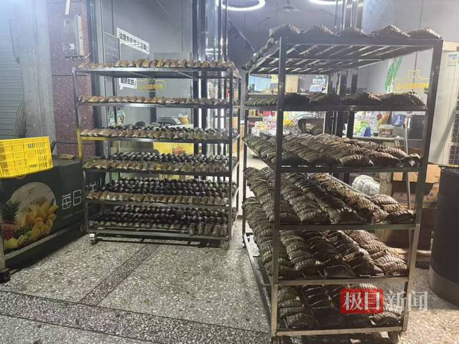 Người phụ nữ thức xuyên đêm nấu hơn 2000 chiếc bánh ú gửi vùng lũ, nói một câu gây xúc động Ảnh 3