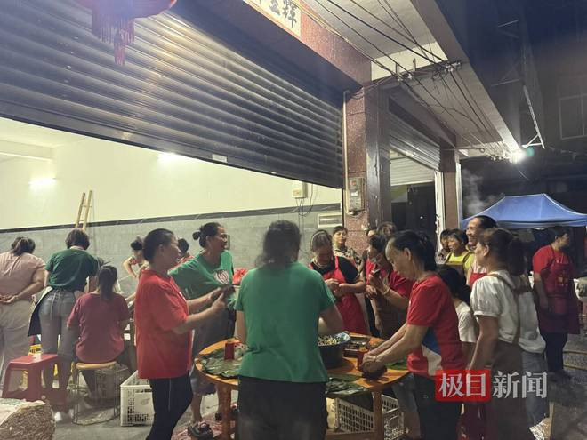 Người phụ nữ thức xuyên đêm nấu hơn 2000 chiếc bánh ú gửi vùng lũ, nói một câu gây xúc động Ảnh 2