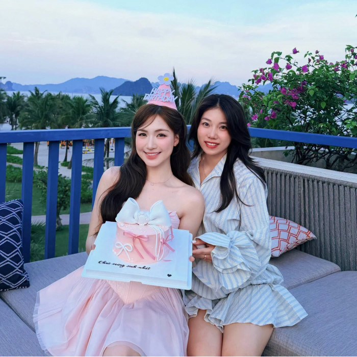 Giữa nữ ca sĩ Hòa Minzy và trợ lý luôn như những người trong gia đình. (Ảnh: FBNV)