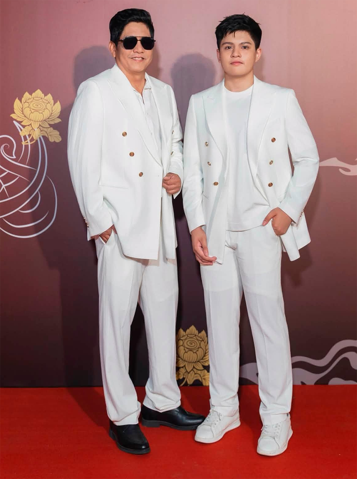 NSƯT Đức Thịnh diện bộ suit trắng cùng con trai.