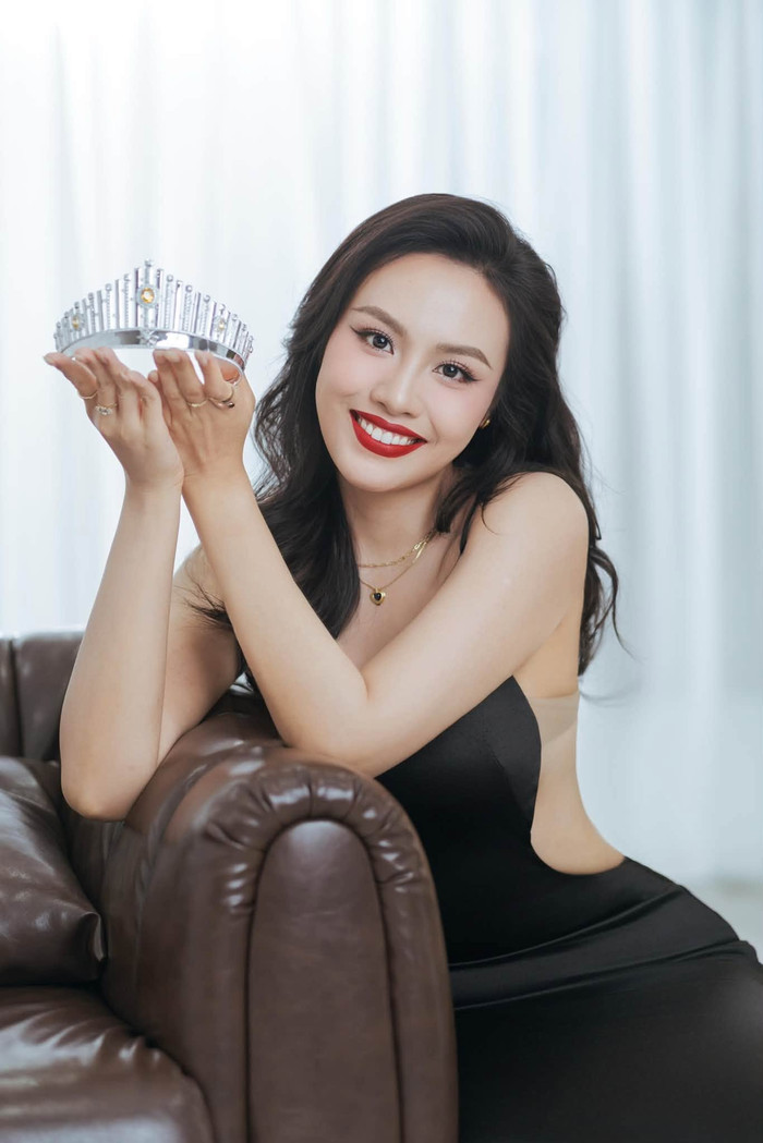 Thủy Tiên ngày càng trưởng thành sau 4 năm được danh hiệu Á hậu 2.&nbsp;