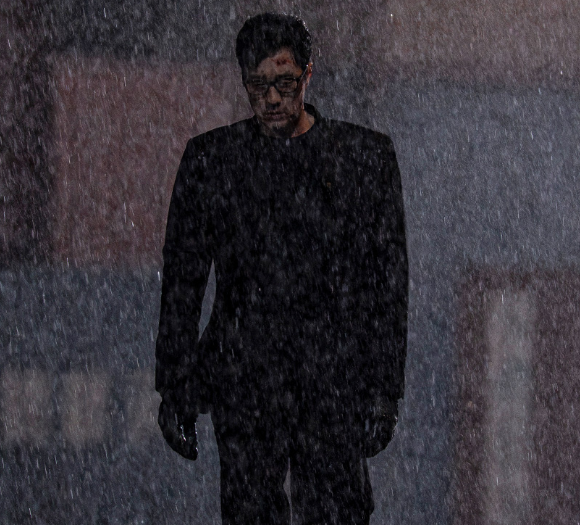 So Ji Sub thể hiện nỗi tuyệt vọng của một người cha bằng diễn xuất đầy nội lực.
