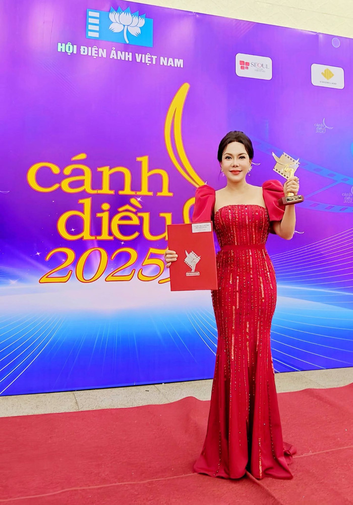 Đầu năm 2026, Việt Hương đạt giải Nữ diễn viên chính xuất sắc ở hạng mục phim truyện điện ảnh tại Cánh Diều Vàng. (Ảnh: FBNV)