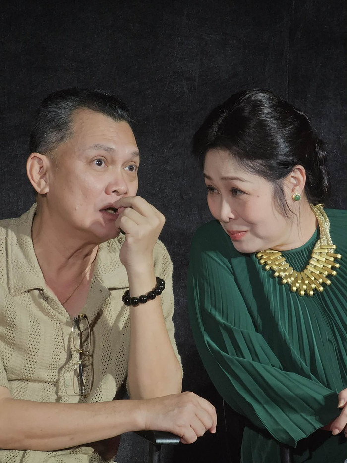 Ở tuổi 60, hạnh phúc của NSƯT Hữu Châu và NSND Hồng Vân đó là vẫn chọn sống cùng nghệ thuật. (Ảnh: FBNV)