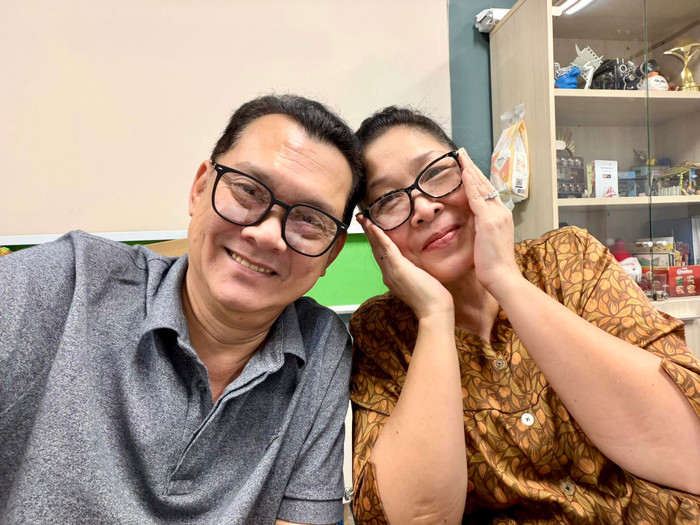 Song song với việc góp mặt trong các dự án điện ảnh, NSƯT Hữu Châu và NSND Hồng Vân vẫn duy trì hoạt động sân khấu. (Ảnh: FBNV)